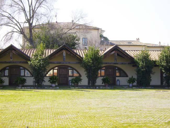 Foro Appio Mansio Hotel Latina Bagian luar foto